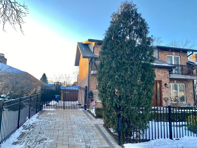 1052 Margret Street, Des Plaines, IL 60016