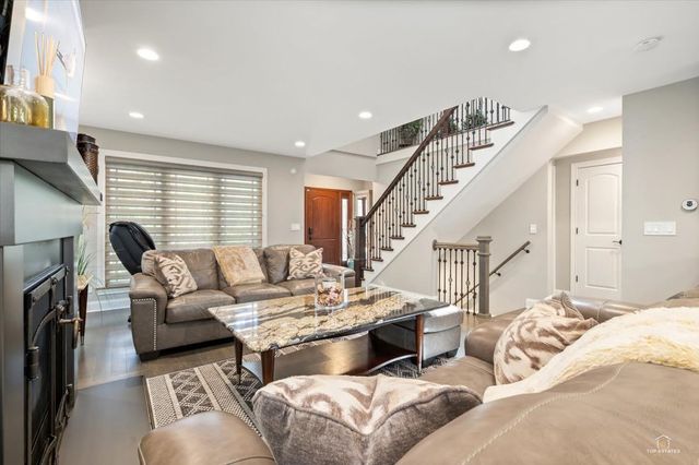 1052 Margret Street, Des Plaines, IL 60016