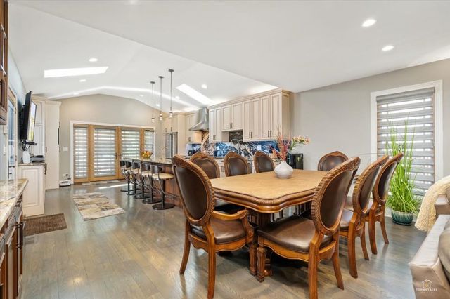 1052 Margret Street, Des Plaines, IL 60016