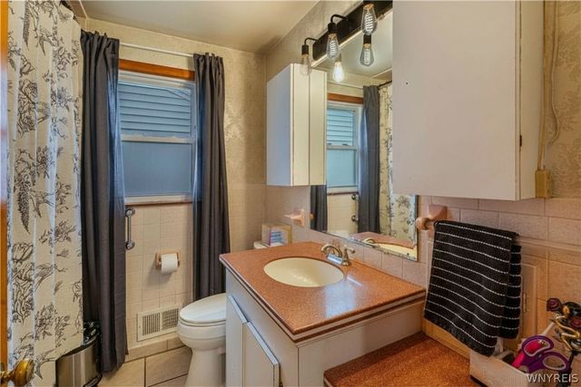 202 Belmont Court West, North Tonawanda, NY 14120