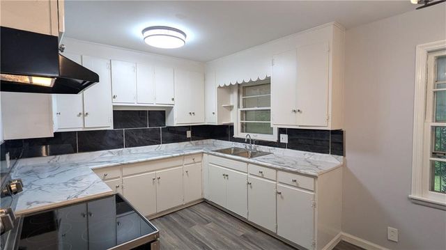 8618 Winchester Avenue, Kansas City, MO 64138