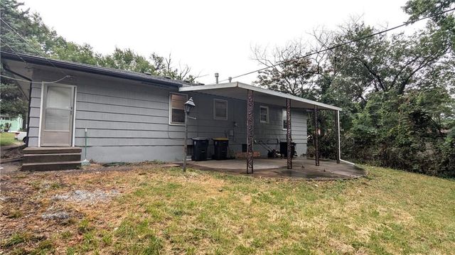 8618 Winchester Avenue, Kansas City, MO 64138