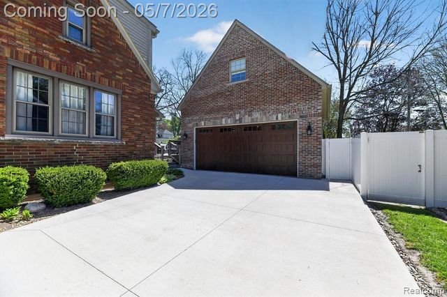 123 Riddle Street, Howell, MI 48843