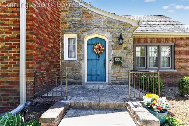 123 Riddle Street, Howell, MI 48843