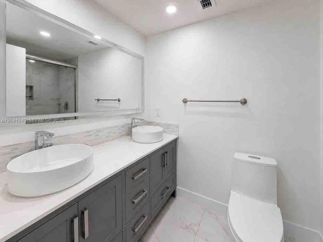 500 Bayview Dr 232, Sunny Isles Beach, FL 33160