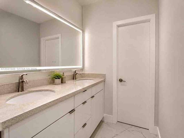 500 Bayview Dr 232, Sunny Isles Beach, FL 33160