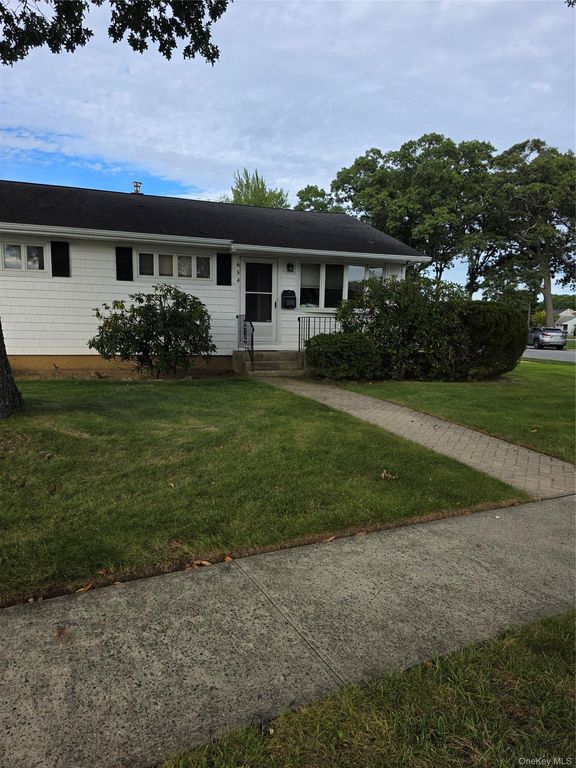 654 Carlyle Avenue, Franklin Square, NY 11010 — exterior