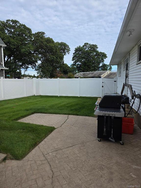 654 Carlyle Avenue, Franklin Square, NY 11010 — photo 2