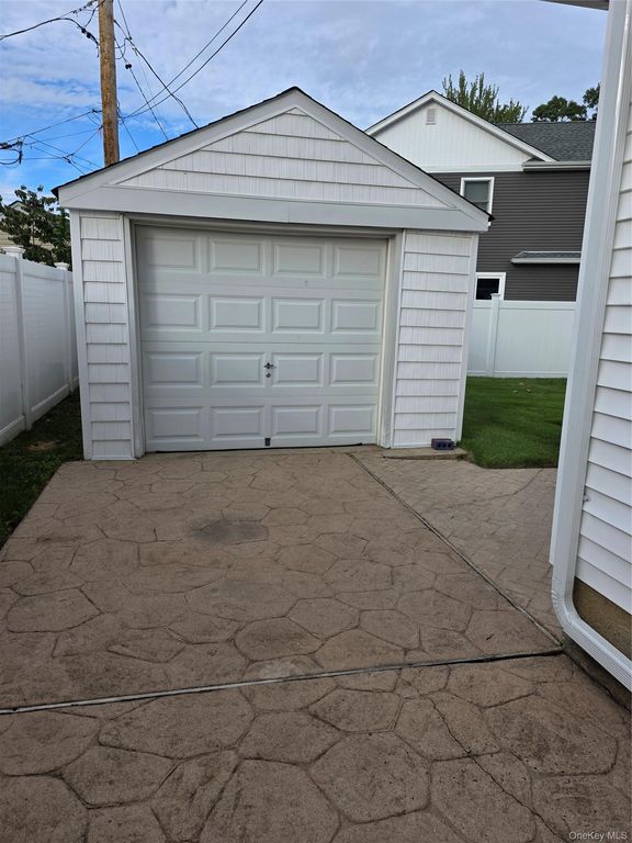 654 Carlyle Avenue, Franklin Square, NY 11010 — photo 3
