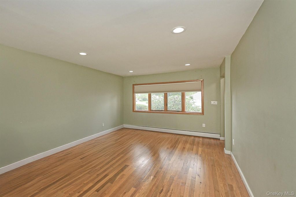 654 Carlyle Avenue, Franklin Square, NY 11010 — photo 4