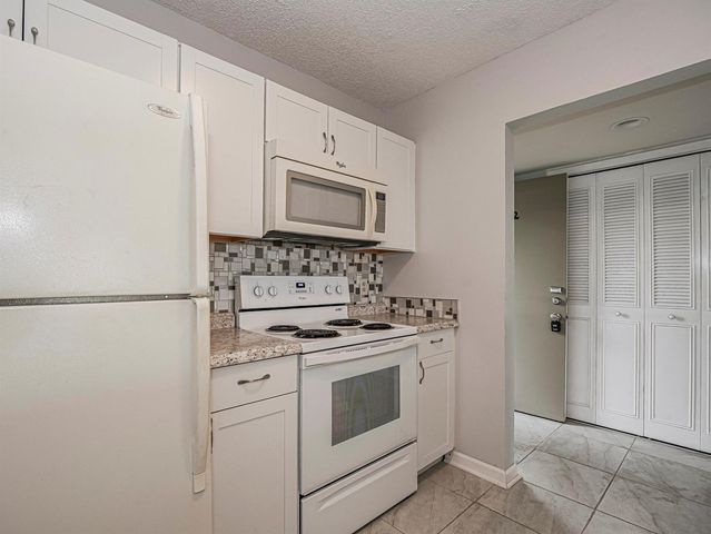 23 Plantation Drive 102, Vero Beach, FL 32966