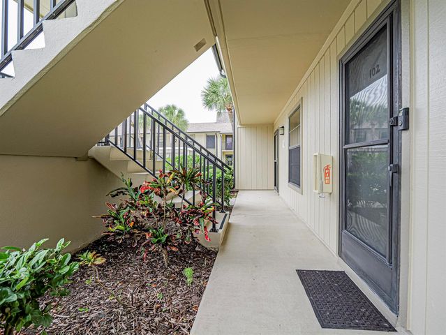 23 Plantation Drive 102, Vero Beach, FL 32966