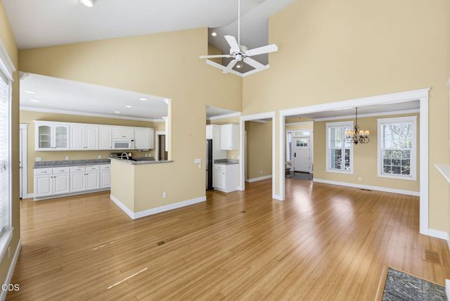 527 Sutton Place, Ashland, OR 97520