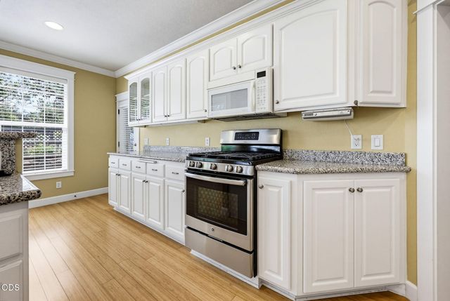 527 Sutton Place, Ashland, OR 97520