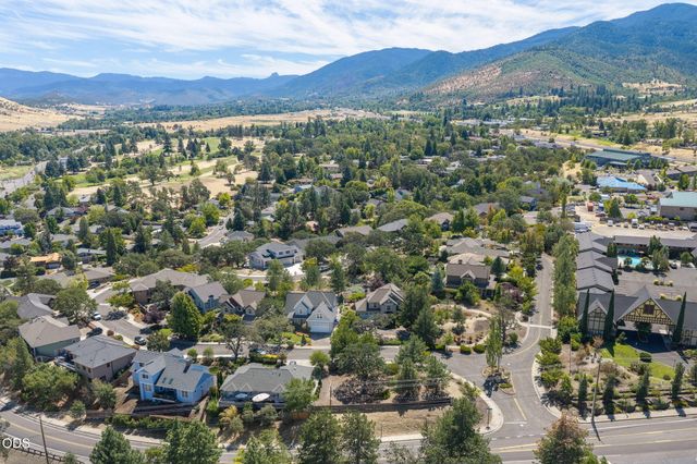 527 Sutton Place, Ashland, OR 97520
