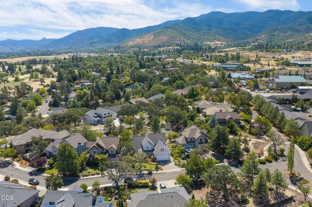 527 Sutton Place, Ashland, OR 97520