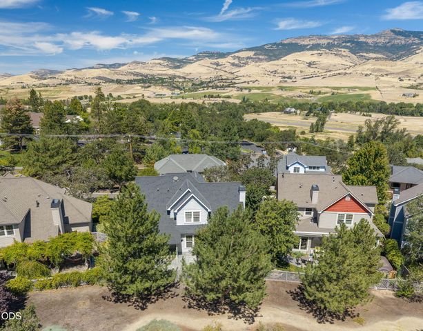 527 Sutton Place, Ashland, OR 97520