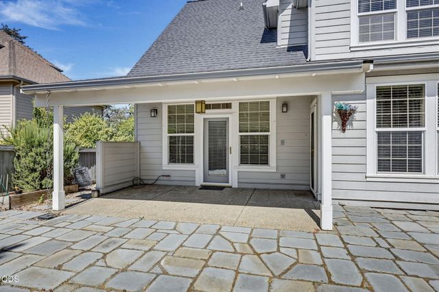 527 Sutton Place, Ashland, OR 97520