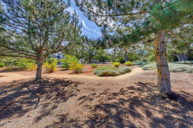 527 Sutton Place, Ashland, OR 97520