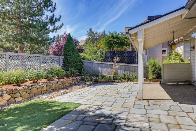 527 Sutton Place, Ashland, OR 97520