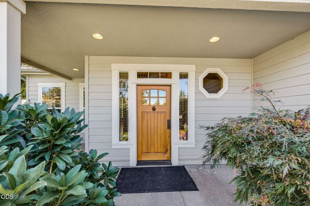 527 Sutton Place, Ashland, OR 97520