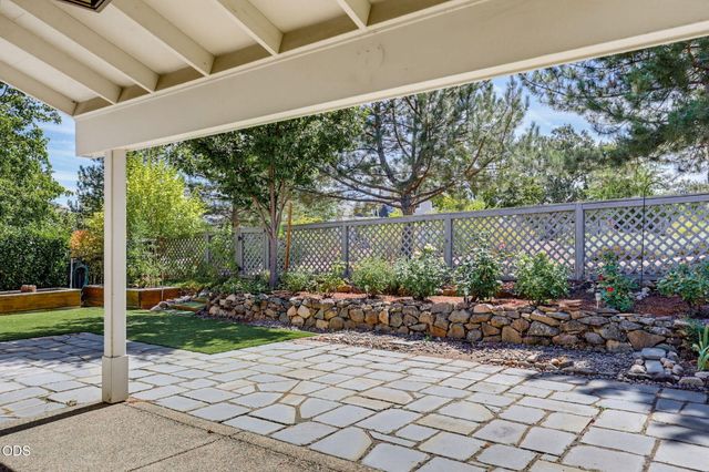 527 Sutton Place, Ashland, OR 97520