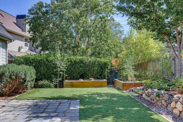 527 Sutton Place, Ashland, OR 97520