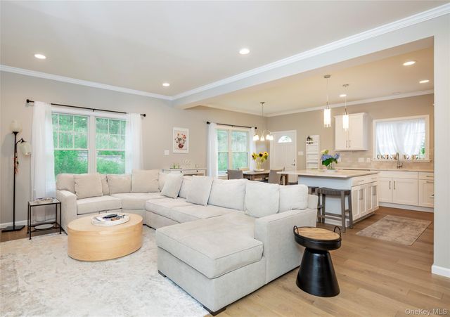 15 S Beach Road, Southampton, NY 11968