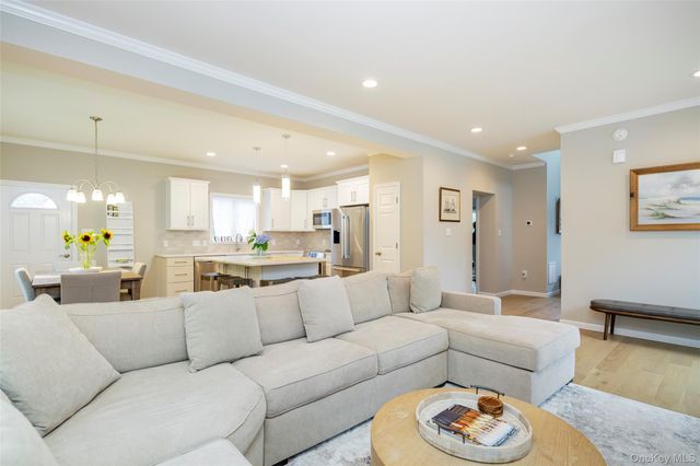 15 S Beach Road, Southampton, NY 11968