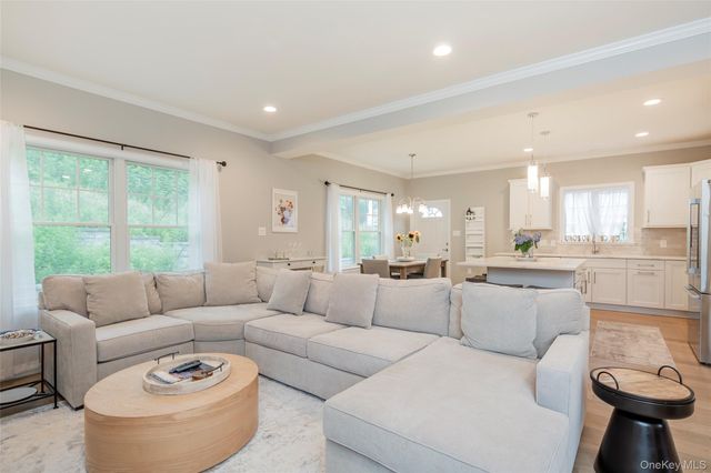 15 S Beach Road, Southampton, NY 11968