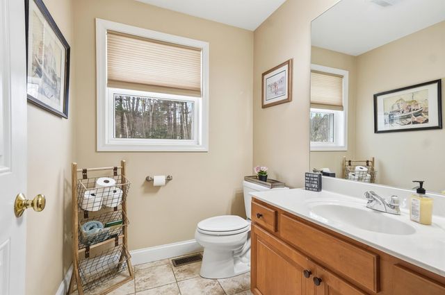 10 Ball Road, Kingston, NH 03848