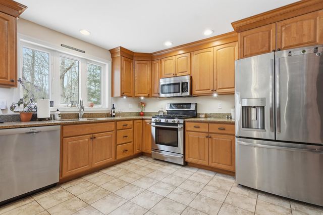 10 Ball Road, Kingston, NH 03848