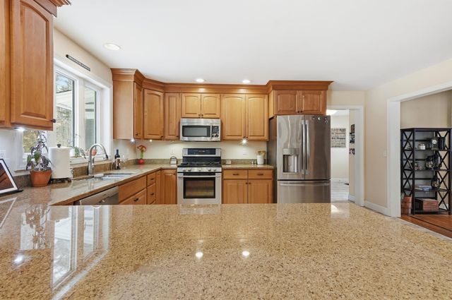 10 Ball Road, Kingston, NH 03848