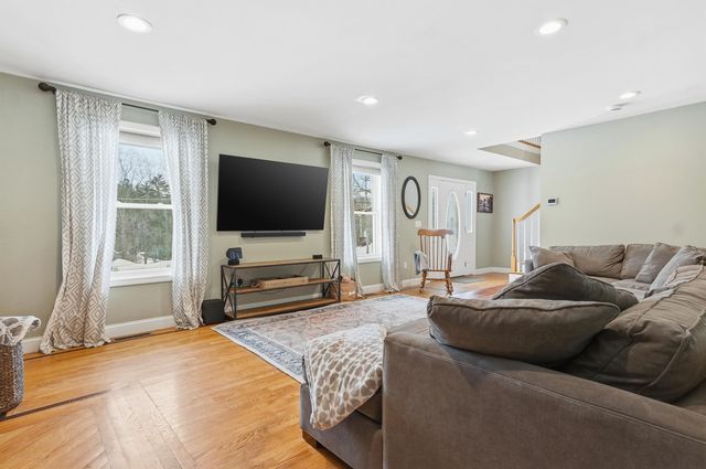 10 Ball Road, Kingston, NH 03848