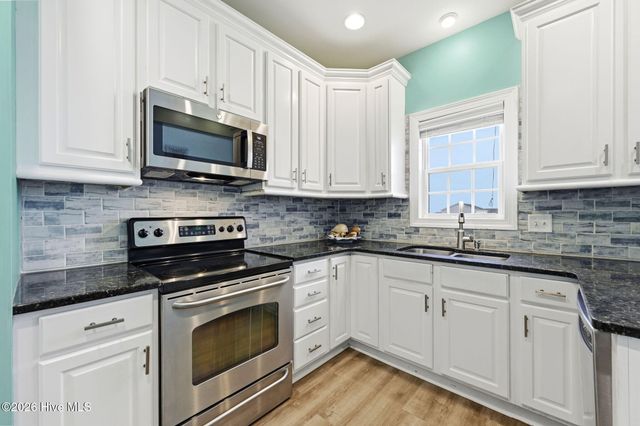 215 Summer Winds Place, Surf City, NC 28445