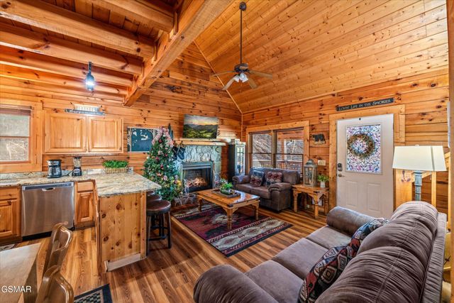 633 Chickasaw Gap Way, Pigeon Forge, TN 37863