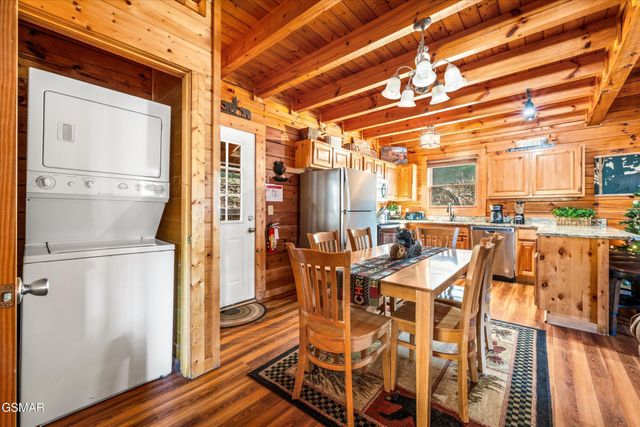 633 Chickasaw Gap Way, Pigeon Forge, TN 37863