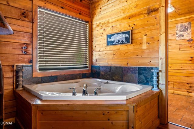 633 Chickasaw Gap Way, Pigeon Forge, TN 37863