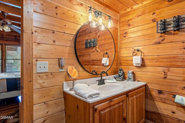 633 Chickasaw Gap Way, Pigeon Forge, TN 37863