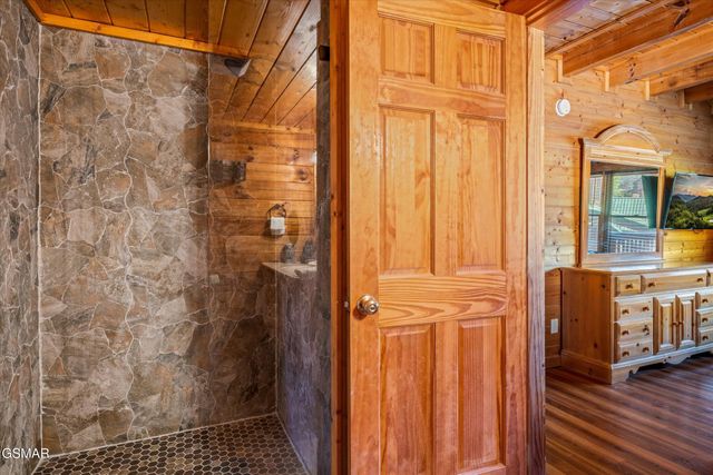 633 Chickasaw Gap Way, Pigeon Forge, TN 37863