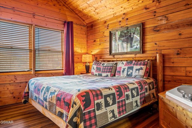 633 Chickasaw Gap Way, Pigeon Forge, TN 37863