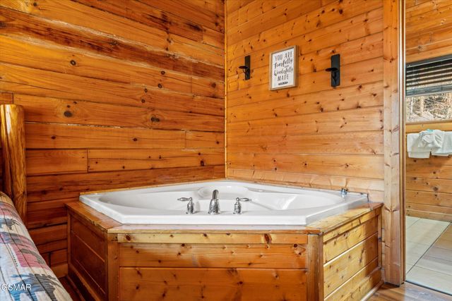 633 Chickasaw Gap Way, Pigeon Forge, TN 37863