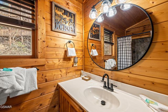 633 Chickasaw Gap Way, Pigeon Forge, TN 37863