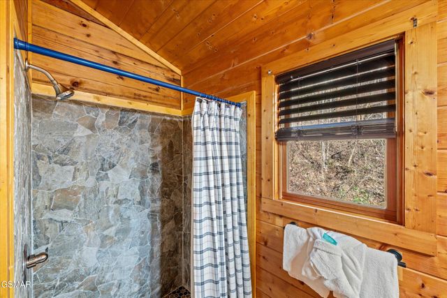 633 Chickasaw Gap Way, Pigeon Forge, TN 37863