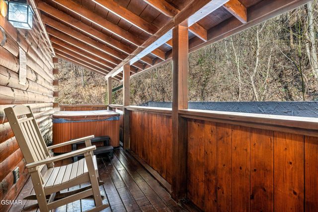 633 Chickasaw Gap Way, Pigeon Forge, TN 37863