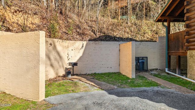 633 Chickasaw Gap Way, Pigeon Forge, TN 37863