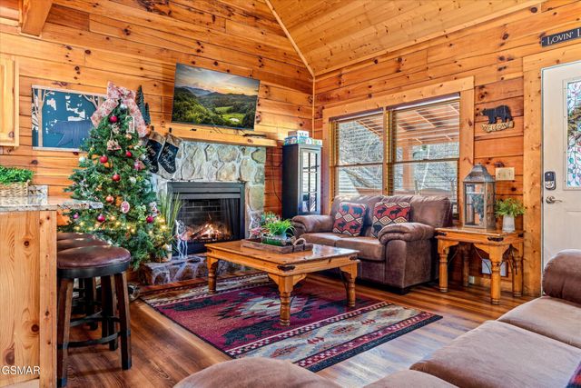 633 Chickasaw Gap Way, Pigeon Forge, TN 37863