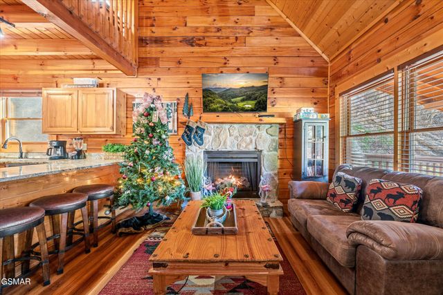 633 Chickasaw Gap Way, Pigeon Forge, TN 37863