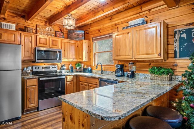 633 Chickasaw Gap Way, Pigeon Forge, TN 37863