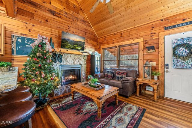 633 Chickasaw Gap Way, Pigeon Forge, TN 37863